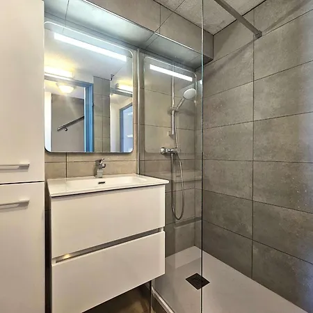 Duplex 2 Pieces Avec Terrasse Et Piscine A Balaruc-les-Bains